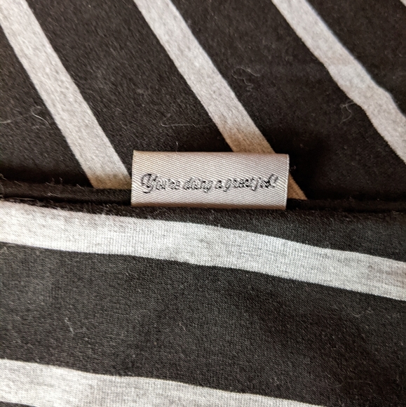 Itzy Ritzy Nursing Happens - Infinity Breastfeeding Scarf - Black & Gray Stripe - Picture 4 of 6